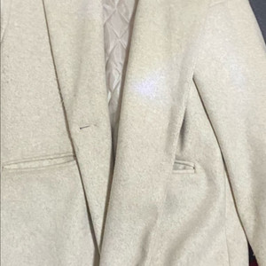 베이지 코트 & 블랙 무스탕 자켓 이미지