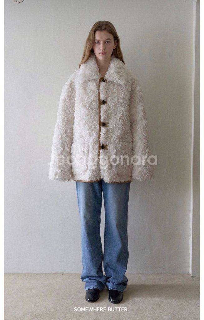 (*실사 참고) 썸웨어버터 퍼 리버시블 무스탕 베이지 (1회착용)--1