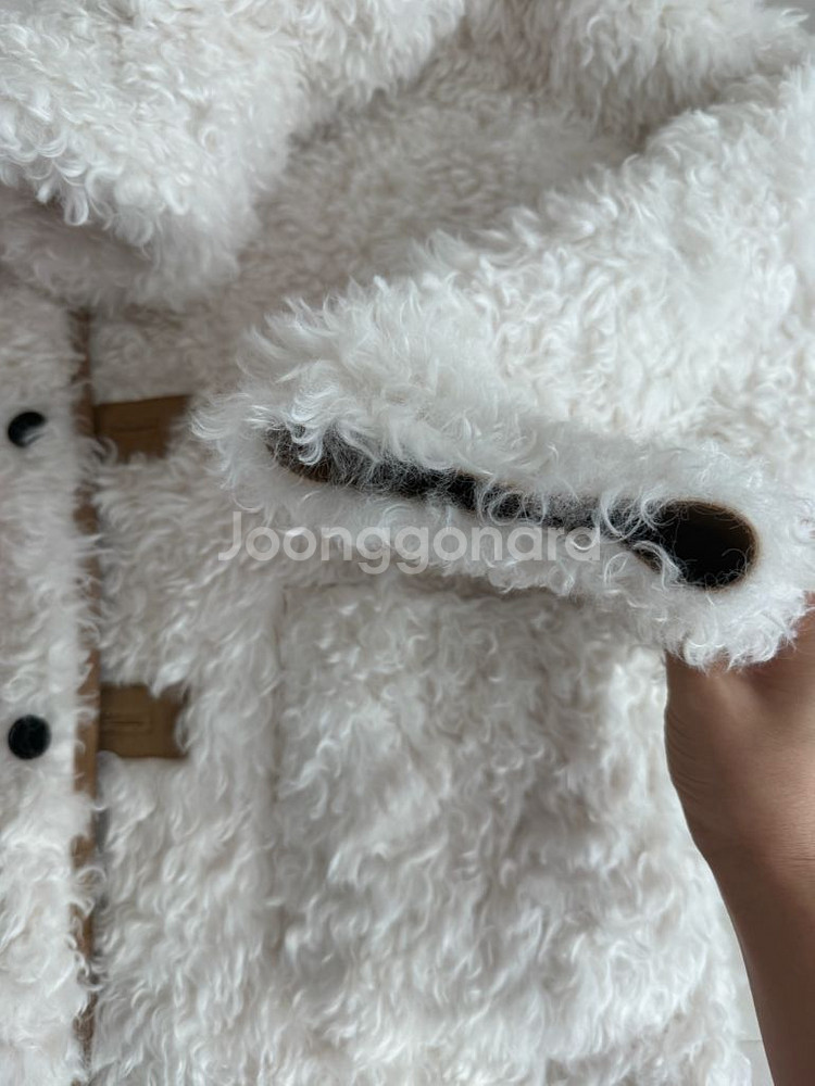 (*실사 참고) 썸웨어버터 퍼 리버시블 무스탕 베이지 (1회착용)--8