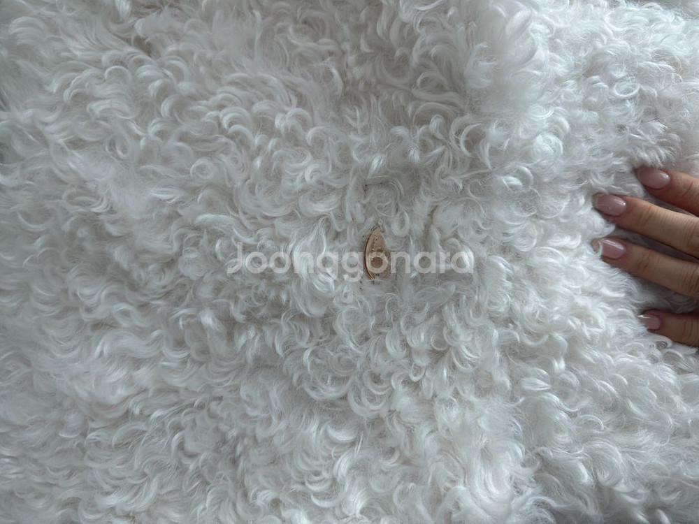 (*실사 참고) 썸웨어버터 퍼 리버시블 무스탕 베이지 (1회착용)--9