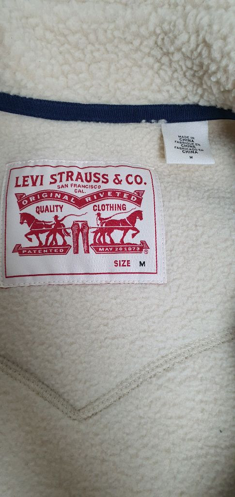 리바이스 후리스 업 베스트 아디다스 룰루레몬 이미지