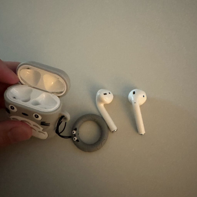 에어팟2세대 무선 충전모델 팝니다--2