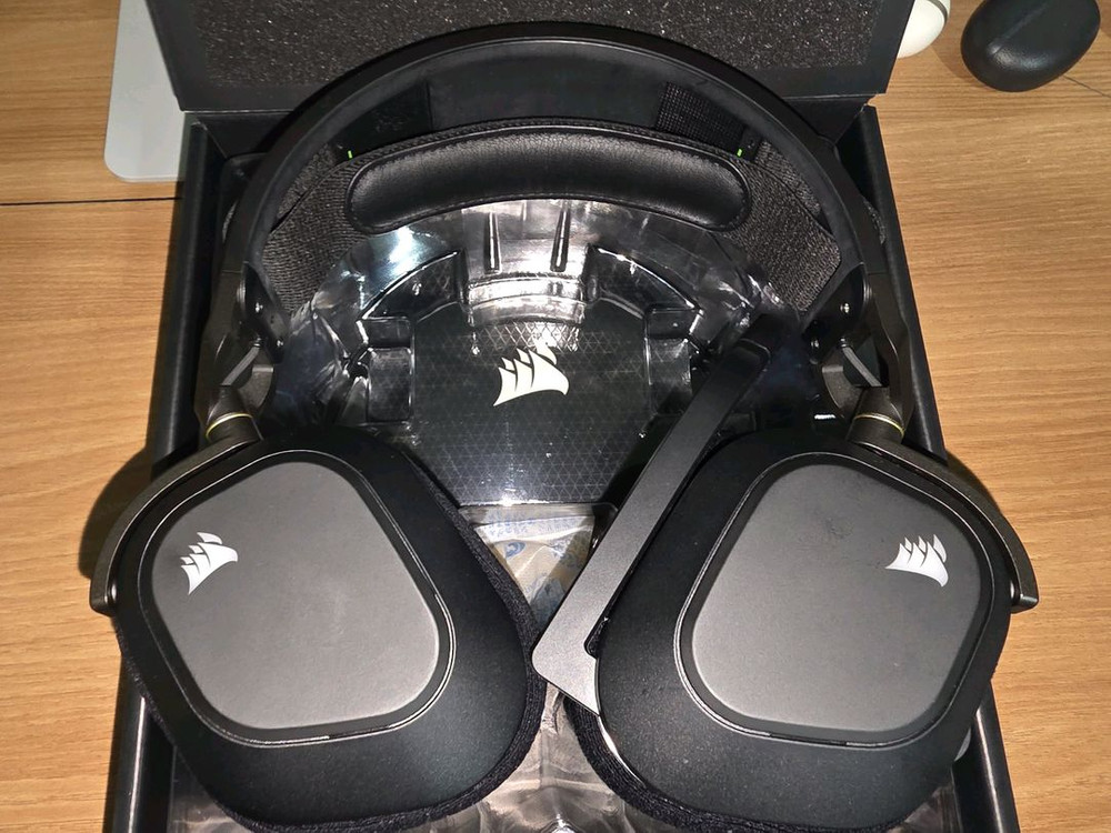 커세어 CORSAIR HS80 RGB WIRELESS 게이밍 무선 헤드셋--2