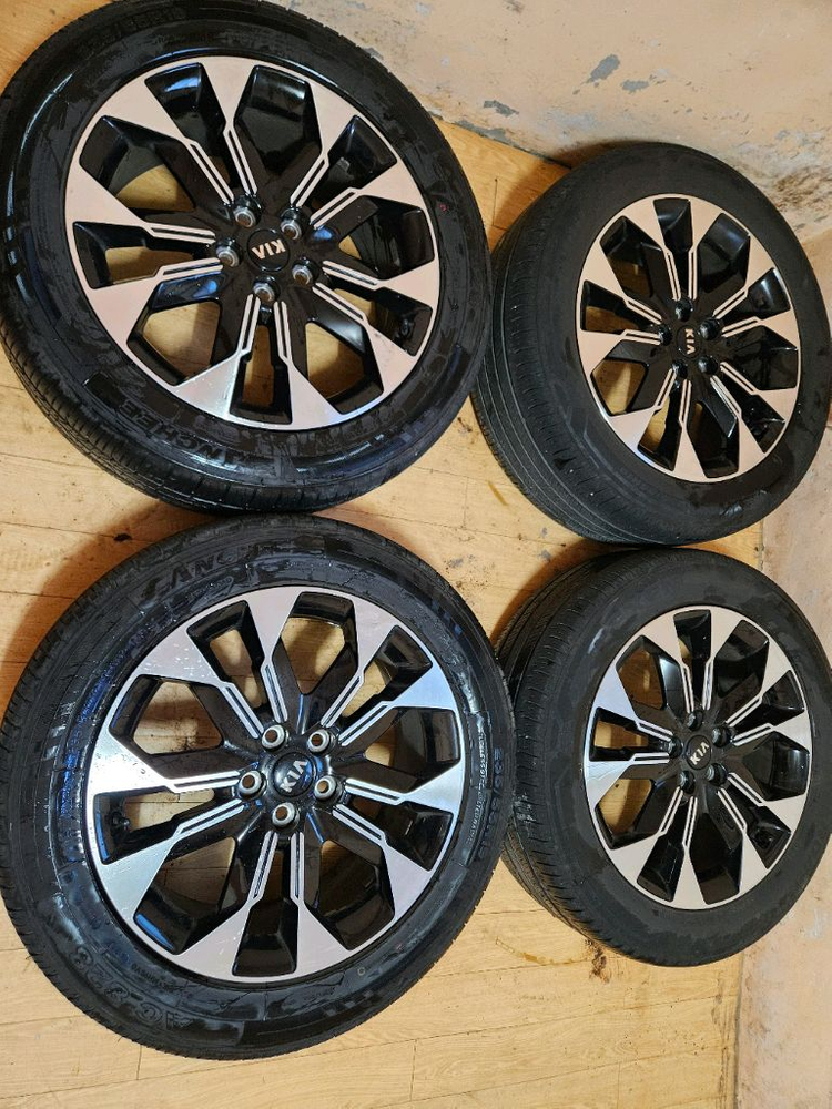 (판매완료)카니발ka4 19인치휠타이어 한세트--1