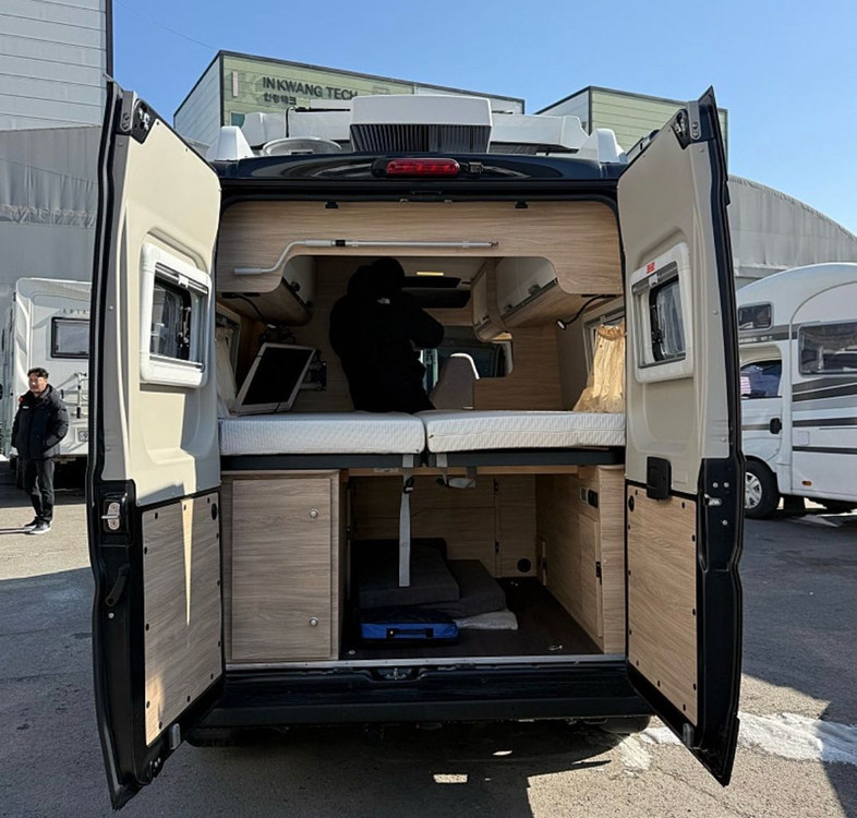 유럽식 B클레스 캠핑카 크나우스 박스터600--2