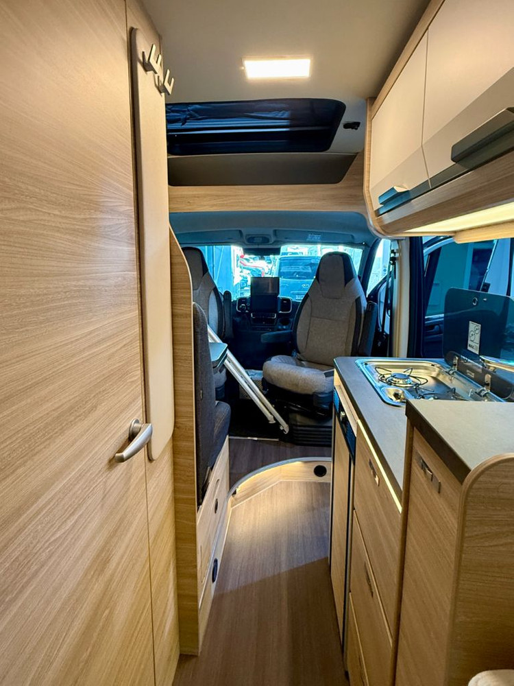 유럽식 B클레스 캠핑카 크나우스 박스터600--8