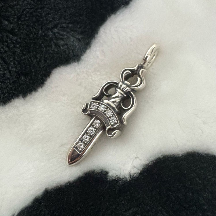 정품 크롬하츠 더블 대거 펜던트 파베 다이아 셋팅--3