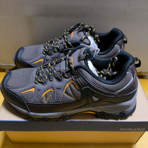 (새상품)남성265사이즈 트레킹화 등산화 프로월드컵 운동화