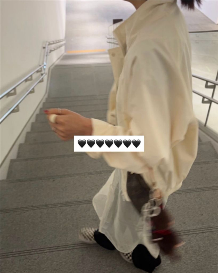 마크들리 딥뮤즈 아루드 조이드비비에 비애브선트마인디드 미뉴에트 페미니크 유인어스 미닝아웃 트렌디어패럴 가내스라언더비--1