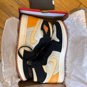 나이키 조던 1 줌 에어 컴포트 2 무슬린 셀레셜 골드 275 이미지