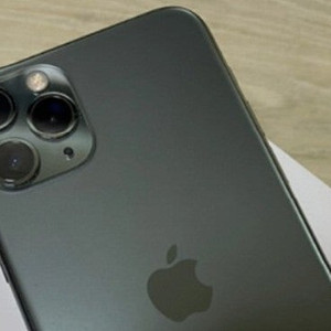 아이폰 11프로맥스 뒷부분 꺠짐 화면 살짝 금감 있는 상태 팝니다 이미지