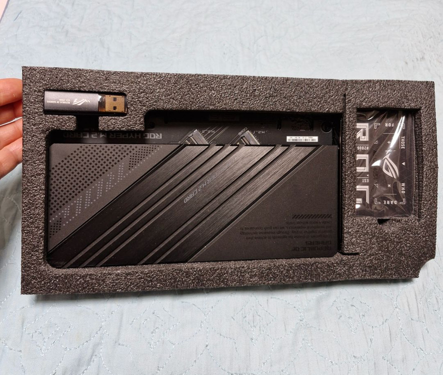 ASUS ROG HYPER M.2 CARD (Gen5)--0