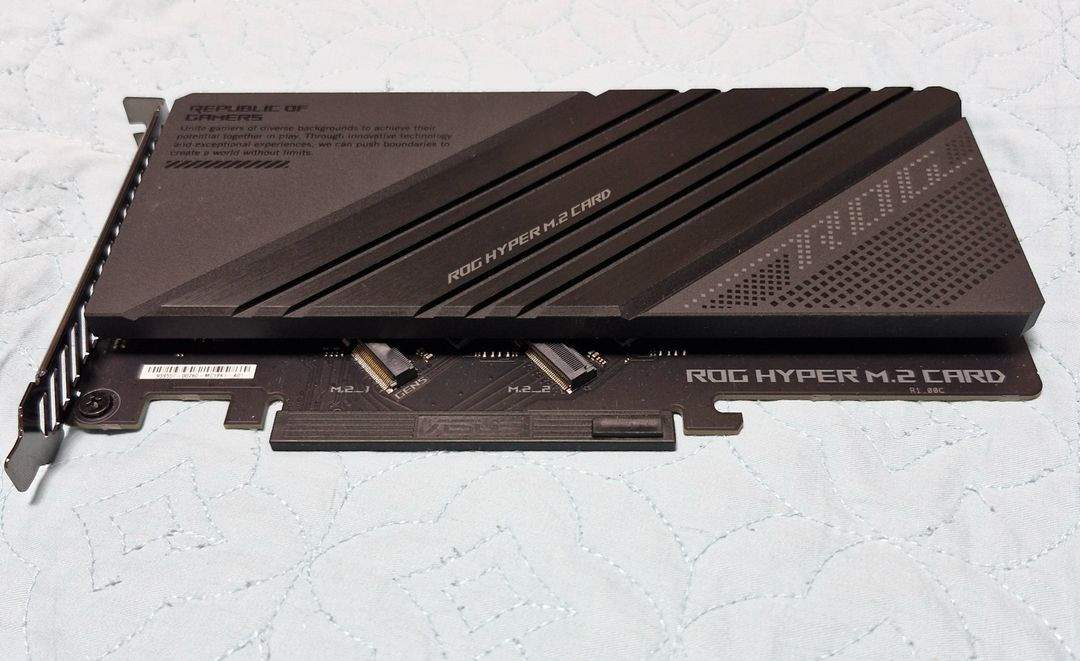 ASUS ROG HYPER M.2 CARD (Gen5)--1
