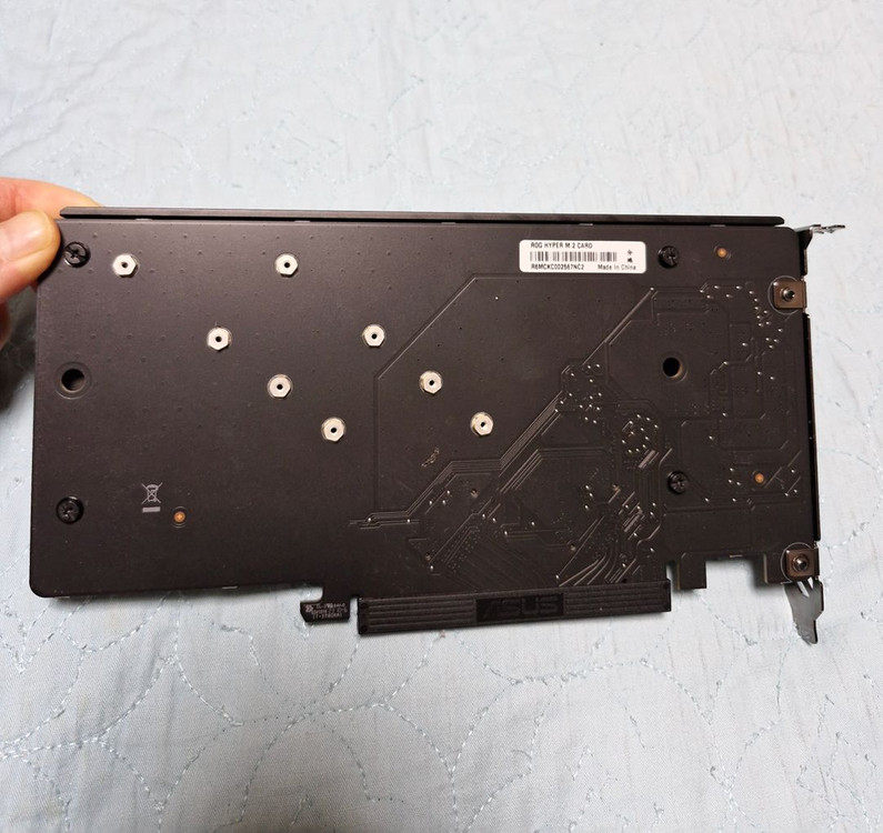 ASUS ROG HYPER M.2 CARD (Gen5)--2