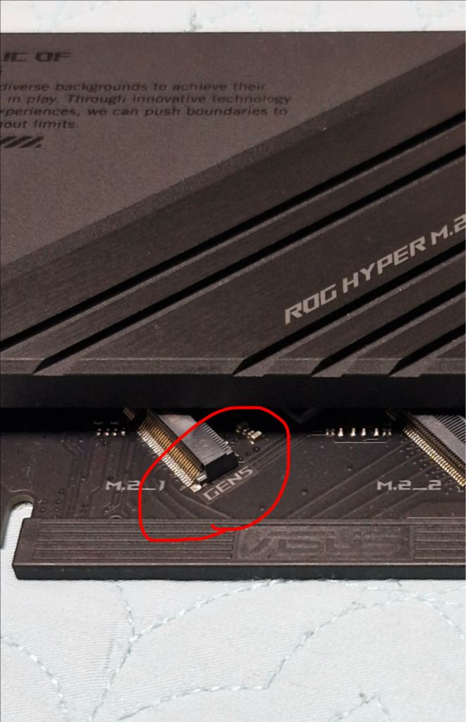 ASUS ROG HYPER M.2 CARD (Gen5)--3