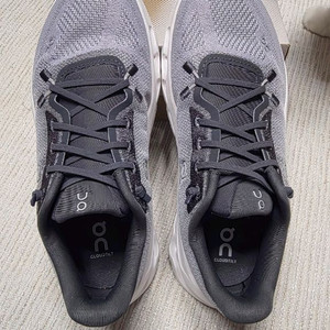 온러닝 클라우드틸트 회색 235mm 새상품