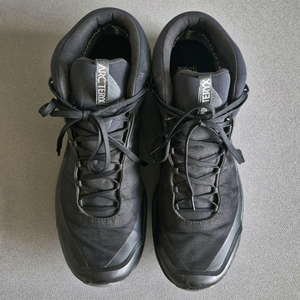 아크테릭스 에어리어스 FL 고어텍스 등산화 280