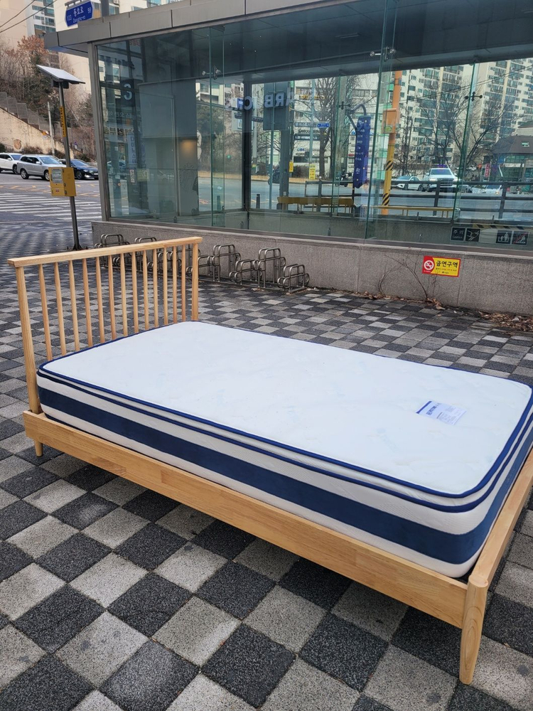 리비니아 핀란드 원목 침대 프레임 이미지
