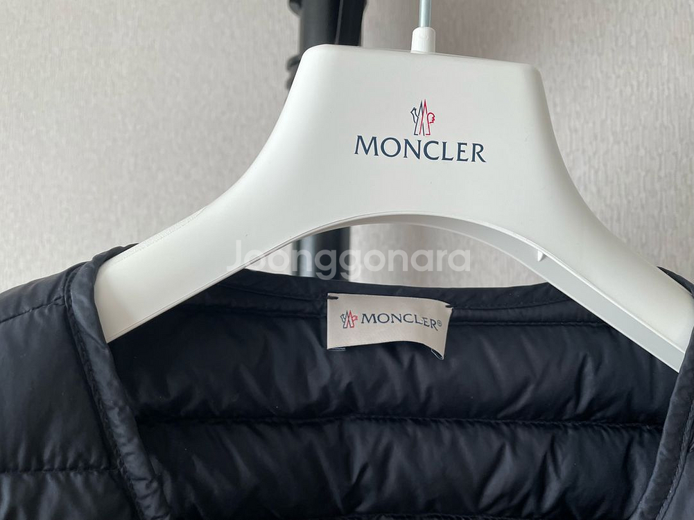정품 몽클레어 경량패딩 조끼 네이비컬러 사이즈42--1
