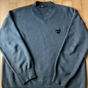 송지오 지제로 V넥 고양이 니트 다크 그레이