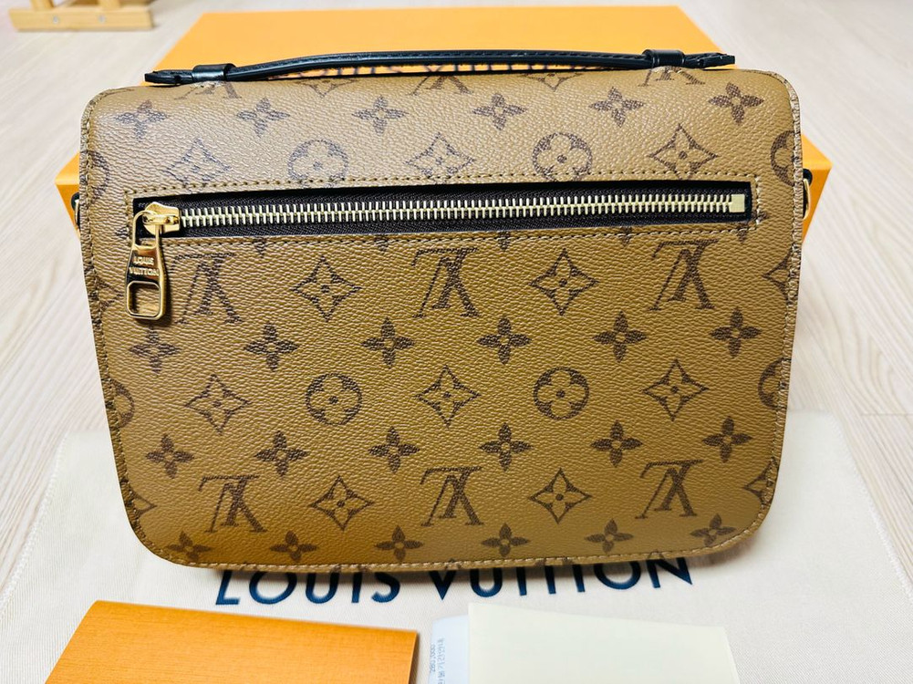 루이비통 포쉐트 메티스 모노그램 리버스 팝니다. 이미지