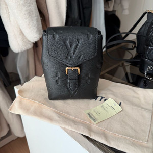 루이비통 타이니 백팩 블랙