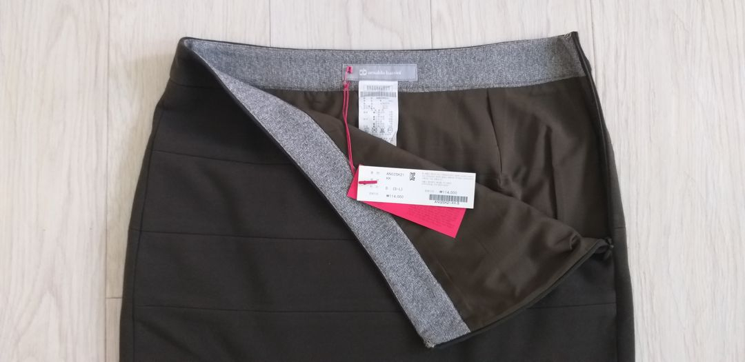 [새제품]아날도바시니 페플럼 스커트--2