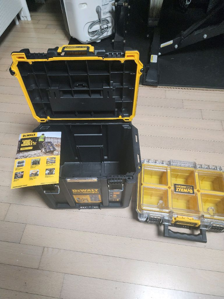 디월트 터프시스템 1/2 공구함 이미지