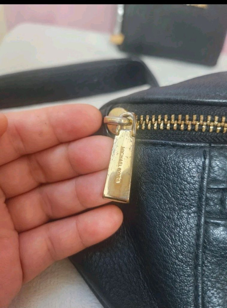 마이클코어스 정품소가죽힙색 지갑--1