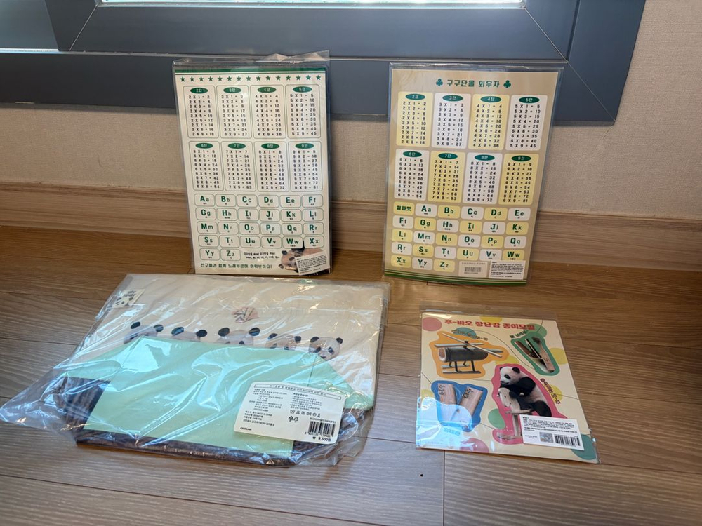 푸바오(사원증,한복)인형 에코백s,잡지,모빌 굿즈세트 일괄로 판매 해요~ 가격내림 이미지