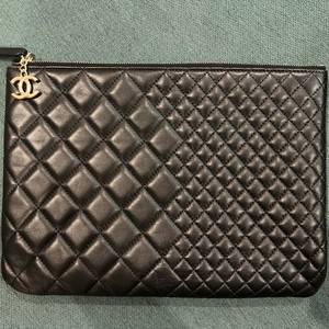 샤넬 램스킨 클러치 블랙 미디움사이즈 판매합니다.