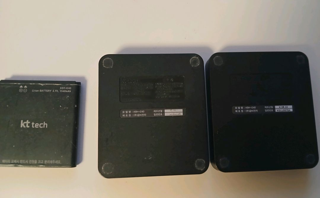 Kt Tech 충전기 거치대와 배터리 판매합니다--2