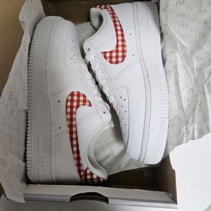 나이키 에어포스 1 화이트 레드 깅엄 체크 DZ2784-101