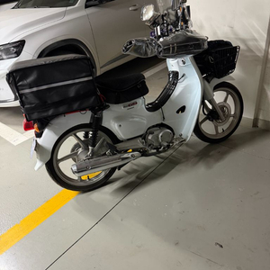 혼다 슈퍼커브 화이트 오토바이 배달통 장착 2023년식