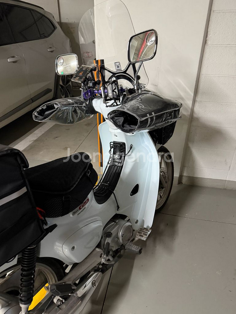 혼다 슈퍼커브 화이트 오토바이 배달통 장착 2023년식--1