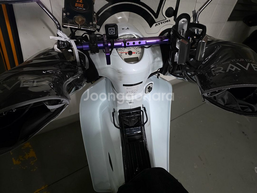 혼다 슈퍼커브 화이트 오토바이 배달통 장착 2023년식--5