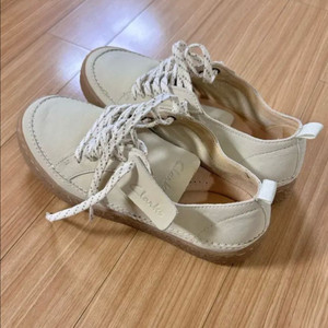 클락스 아이보리 스니커즈 레이스업 235사이즈