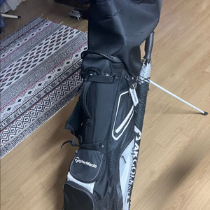 테일러메이드 스탠드 골프백과 코브라 KING SZ 골프채 풀세트입니다