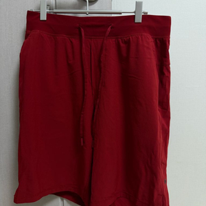 룰루레몬 레드 색상 반바지 M