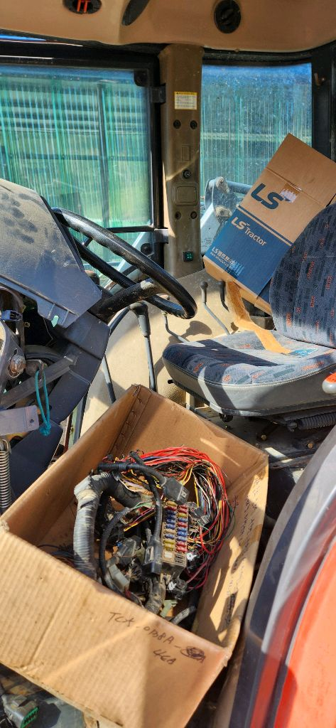 대동 D500 트랙터 트랙트 본기만 배선부분적으로탔음 수리용으로--8