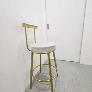 골드 프레임 그레이 바 의자