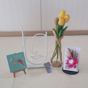 인테리어 모던하우스 라인화병 이케아 목각인형 튤립 조화