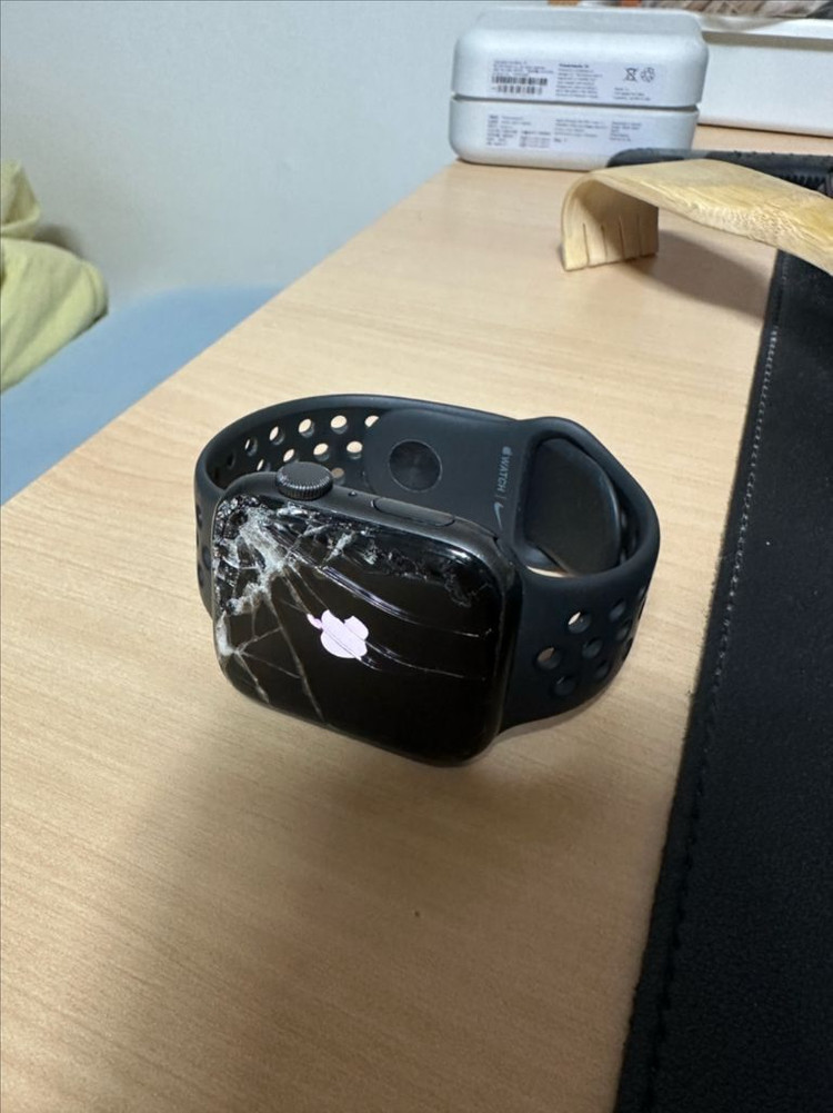 애플워치 se 나이키 44mm 나이키에디션 액정 파손--1