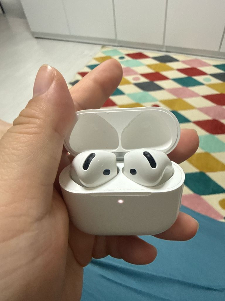 애플 에어팟4세대 노이즈캔슬링 노캔버전 이미지