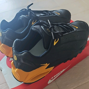 나이키 x 드레이크 녹타 핫 스텝 에어 테라 블랙 앤 옐로우