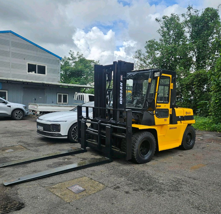 중고지게차 두산 D60S 디젤 6톤 지게차 (캐빈, 편개식자동발, 덧발)--2