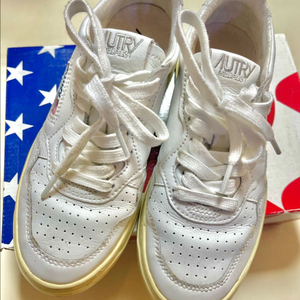 오트리 메달리스트 화이트 230 이미지