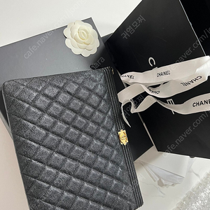 샤넬 보이 클러치 금장 뉴미듐 26번대