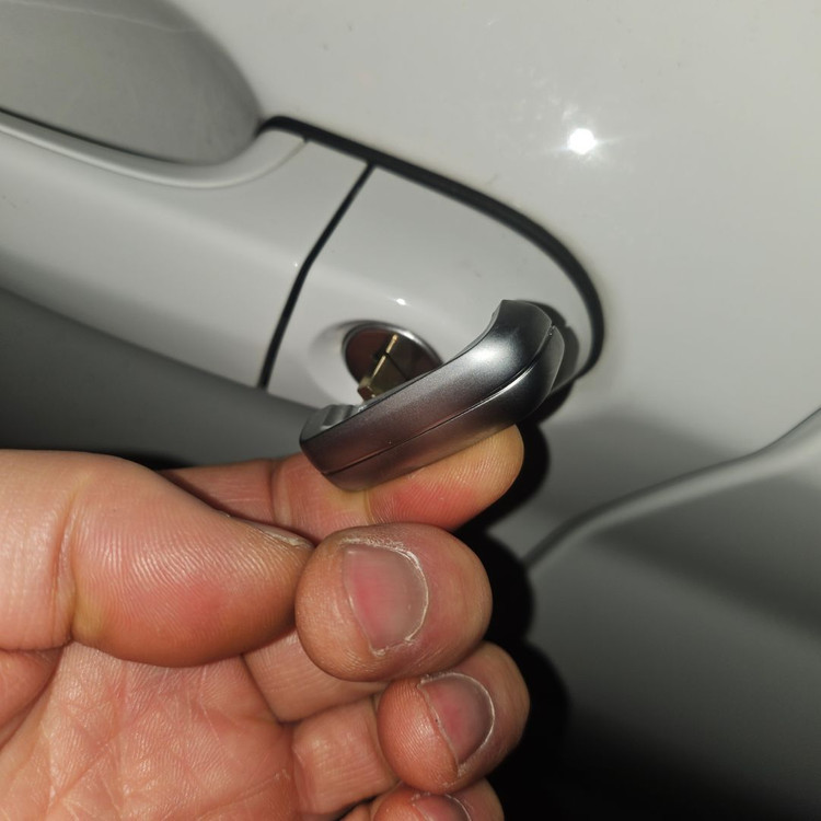 BMW 118d 17년식 차키 분실 후 추가 복사 제작, 인천 연수구 출장으로 빠르게 해결 이미지