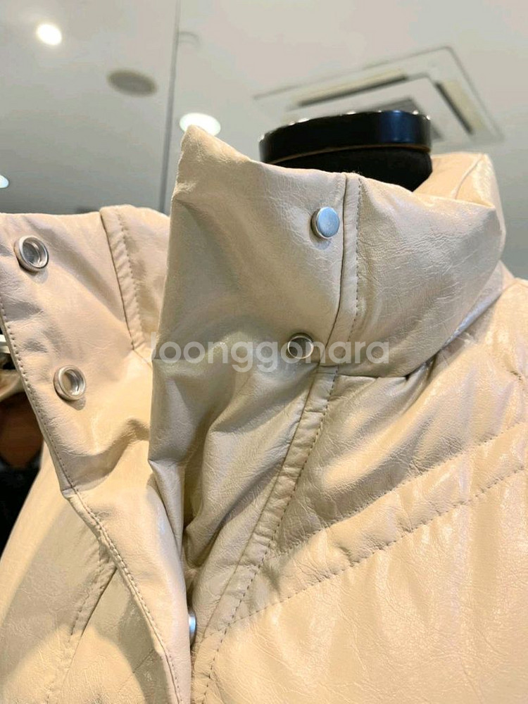 [새상품]보브(VOV) 크랙 구스다운 레더 숏베스트--7